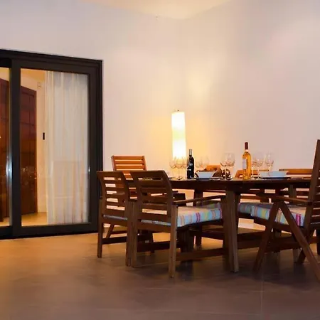 Sleeps 8 With Pool And Air Con *