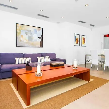فيلة Sleeps 8 With Pool And Air Con