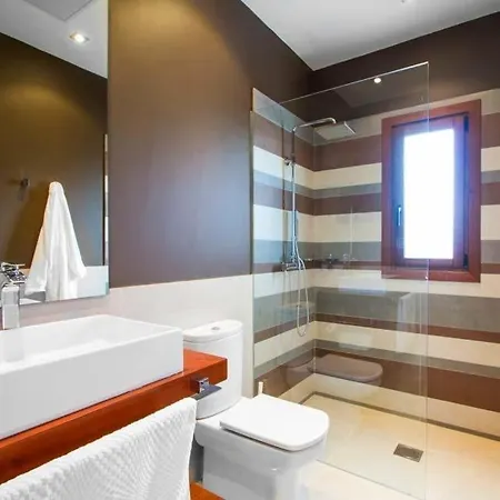 Sleeps 8 With Pool And Air Con *