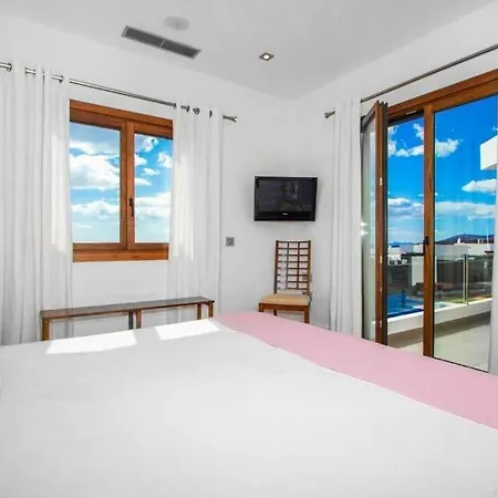 Sleeps 8 With Pool And Air Con * Puerto Calero