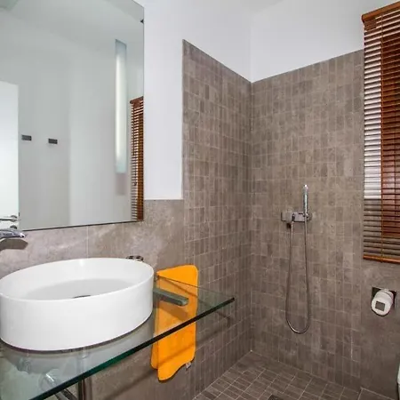 Villa Sleeps 8 With Pool And Air Con