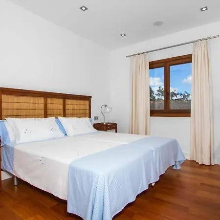Sleeps 8 With Pool And Air Con Villa Puerto Calero