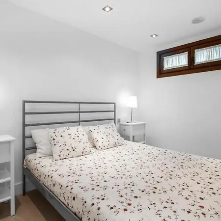 Sleeps 8 With Pool And Air Con