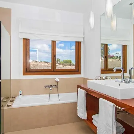 Villa Sleeps 8 With Pool And Air Con *